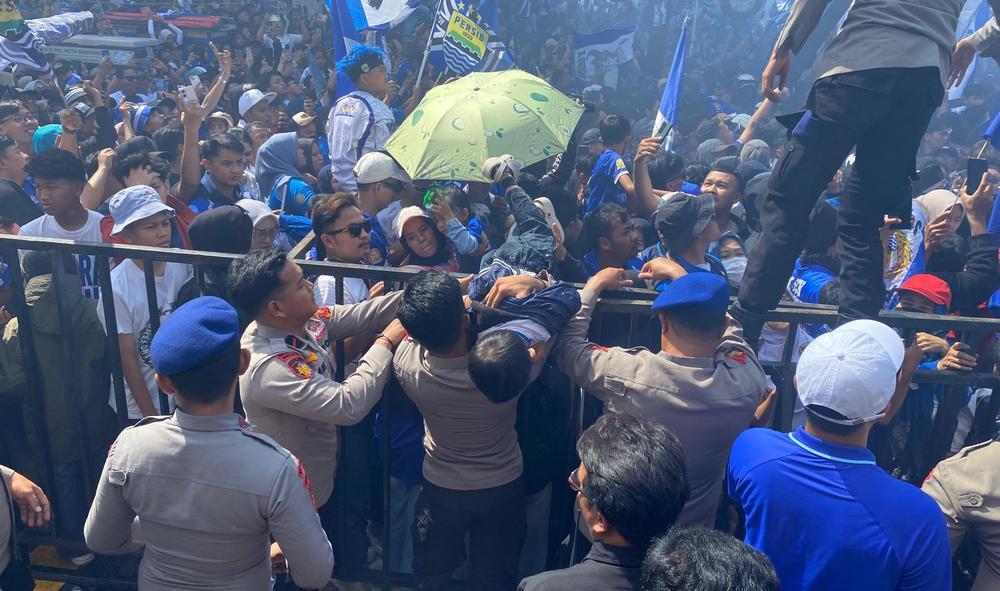 Polisi-saat-melakukan-evakuasi-bocah-yang-terjebak-kerumunan-bobot.jpg