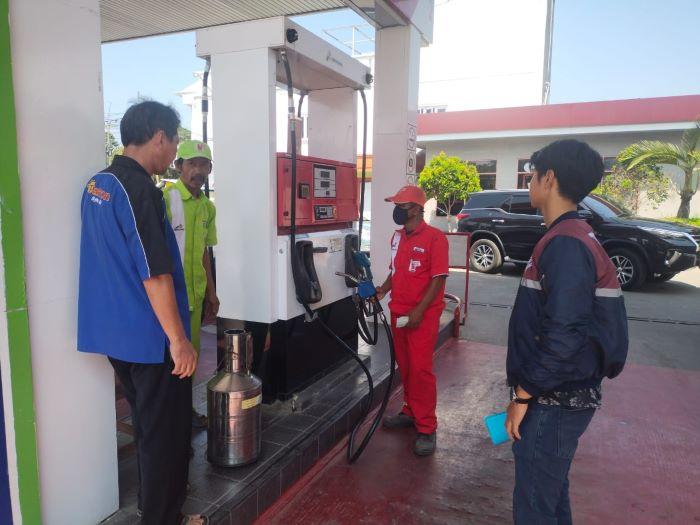 Polisi-saat-melalukan-sidak-di-sebuah-SPBU-di-Kabupaten-Indramayu-Minggu-3132024.jpg