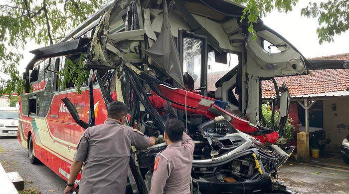 Bukti Ngerinya Kecelakaan Maut di Tol Cipali Purwakarta, Bus Hancur Total bagian Depan
