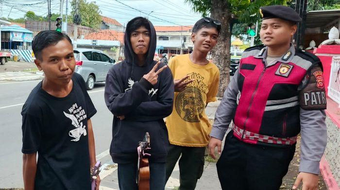 Polisi-saat-mendatangi-sejumlah-pengamen-jalanan-di-Kabupaten-Indramayu.jpg