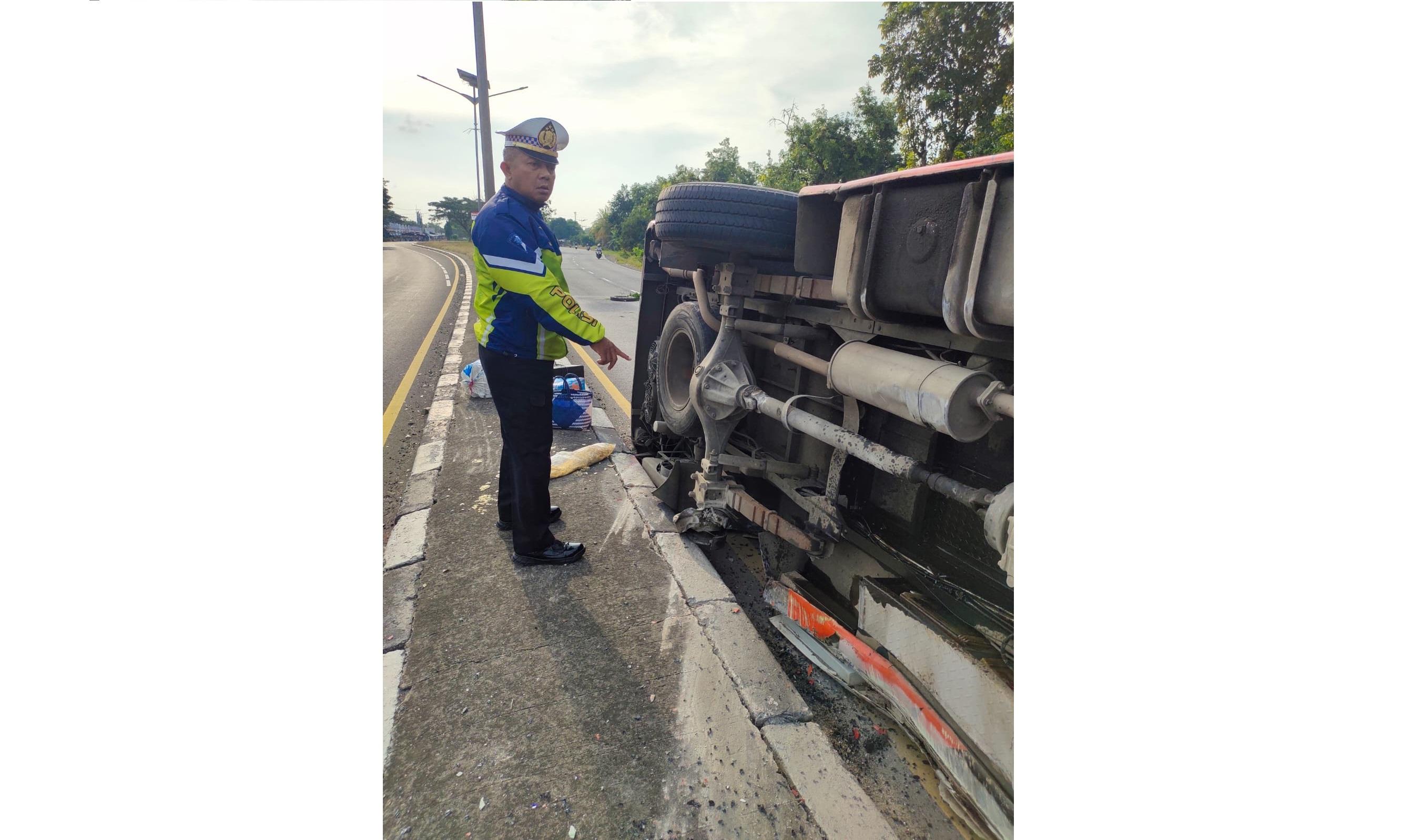 Gara-gara Pecah Ban, Mobil Rombongan Kondangan Asal Brebes Terguling di Jalur Pantura Indramayu