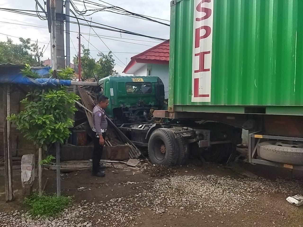 Polisi-saat-mengevakuasi-truk-trailer.jpg