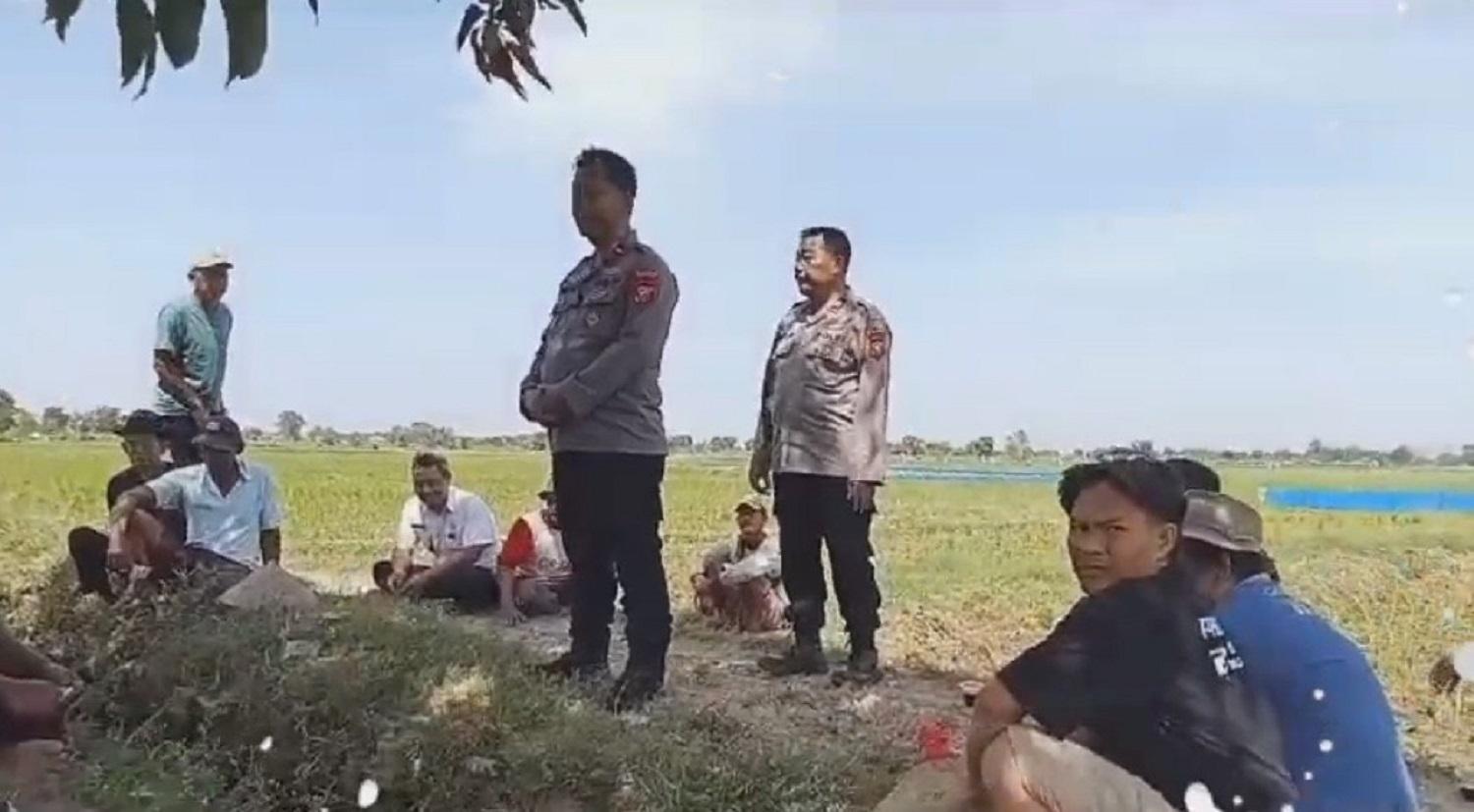 Polisi-saat-menyerap-aspirasi-para-petani-di-area-pesawahan.jpg
