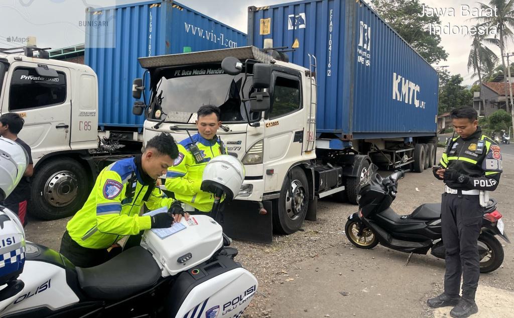 Polisi-tilang-kontainer-di-Malangbong.jpg