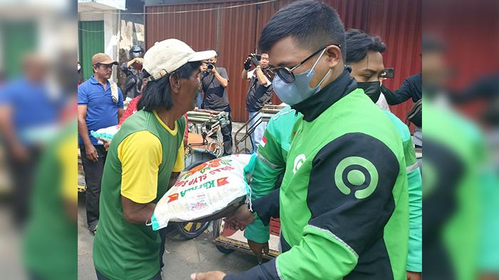 Polres Karawang Gandeng Ojek Online untuk Bagikan Bantuan kepada Sopir Angkot dan Tukang Becak