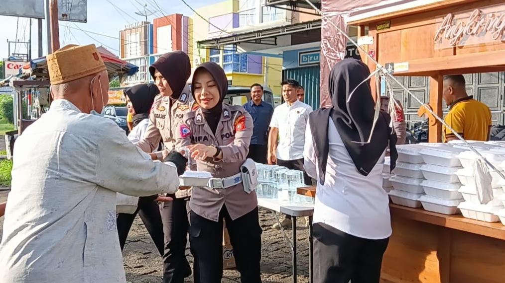Polres-Majalengka-bagikan-makanan-di-Pasar-Cigasong.jpg