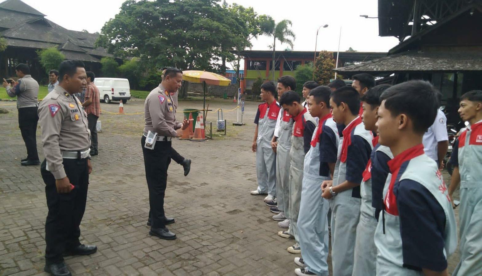 Polresta-Bandung-Gelar-Sosialisasi-Dikmas-Hingga-Tertibkan-Kenalpot-Brong-di-Sekolah.jpg