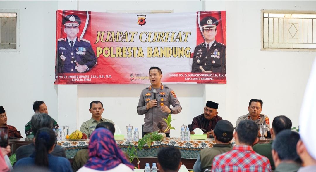 Polresta-Bandung-menggelar-Jumat-Curhat-di-Aula-Desa-Cipagalo-Kecamatan-Bojongsoang.jpg