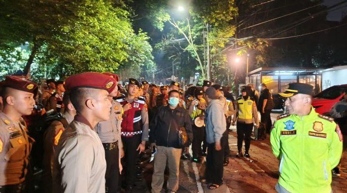 Polrestabes-Bandung-bersama-Pemerintah-Kota-melakukan-patroli-jam-malam-bagi.jpg