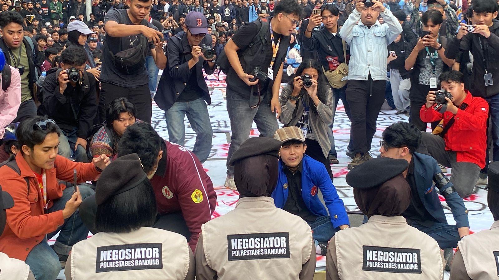 Polwan-dengan-rompi-negosiator-duduk-bersimpuh-dalam-demo-di-Bandung.jpg