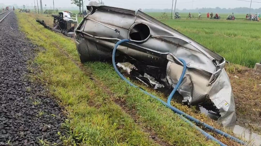 Potret-Truk-tangki-air-yang-menjadi-pemicu-anjloknya-K.jpg