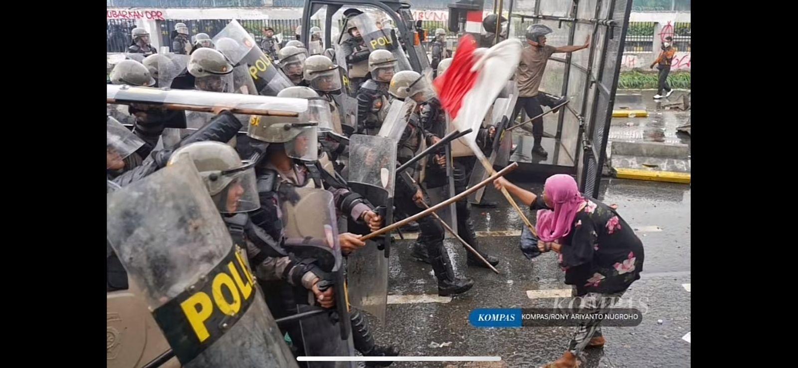 Potret-emak-emak-di-garda-depan-melawan-aparat-Brimob-saat-demo-DPR.jpg