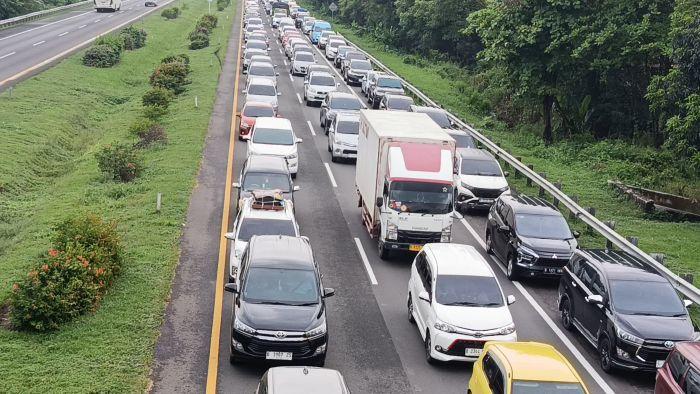 Potret-kepadatan-kendaraan-di-ruas-Tol-Palikanci.jpg