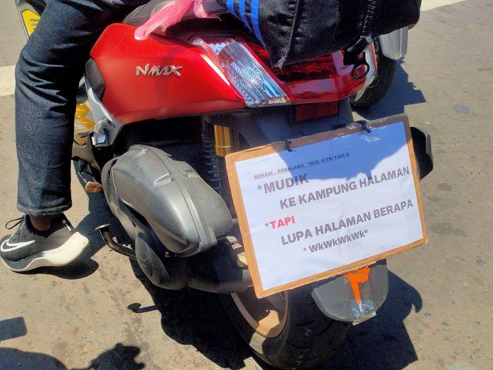 Bikin Orang Lain Senyum, Pemudik Pasang Tulisan 'Mudik ke Kampung Halaman, tapi Lupa Halaman Berapa'