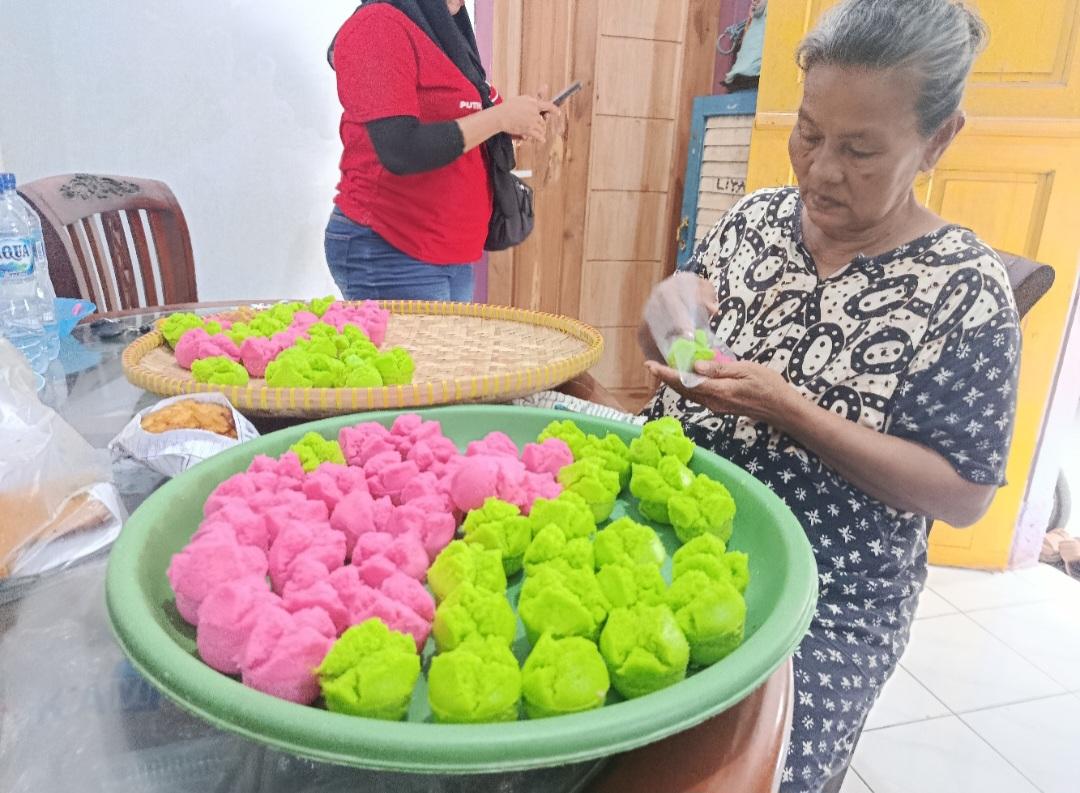 Potret-para-pelaku-usaha-mikro-kue-tradisional-di-Kampung-Kue-Pekantingan.jpg