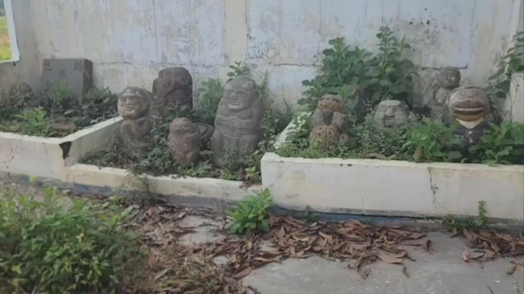 Potret-puluhan-arca-batu-di-Arca-Pejambon-Cirebon.jpg