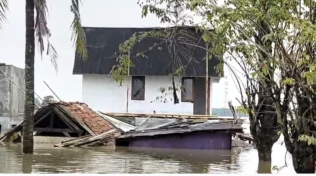 Potret-rumah-panggung-yang-terisolir-dalam-banjir-di-Karawang.jpg