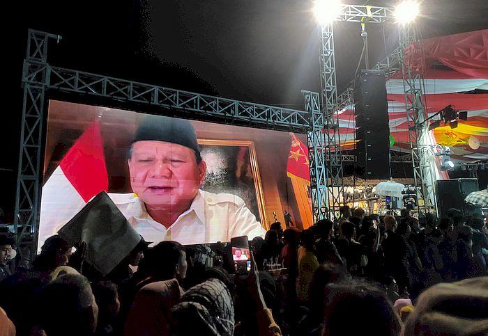 Melalui Telekonferensi, Prabowo Subianto Menyapa Warga Desa Munjul, Cirebon yang Nonton Wayang