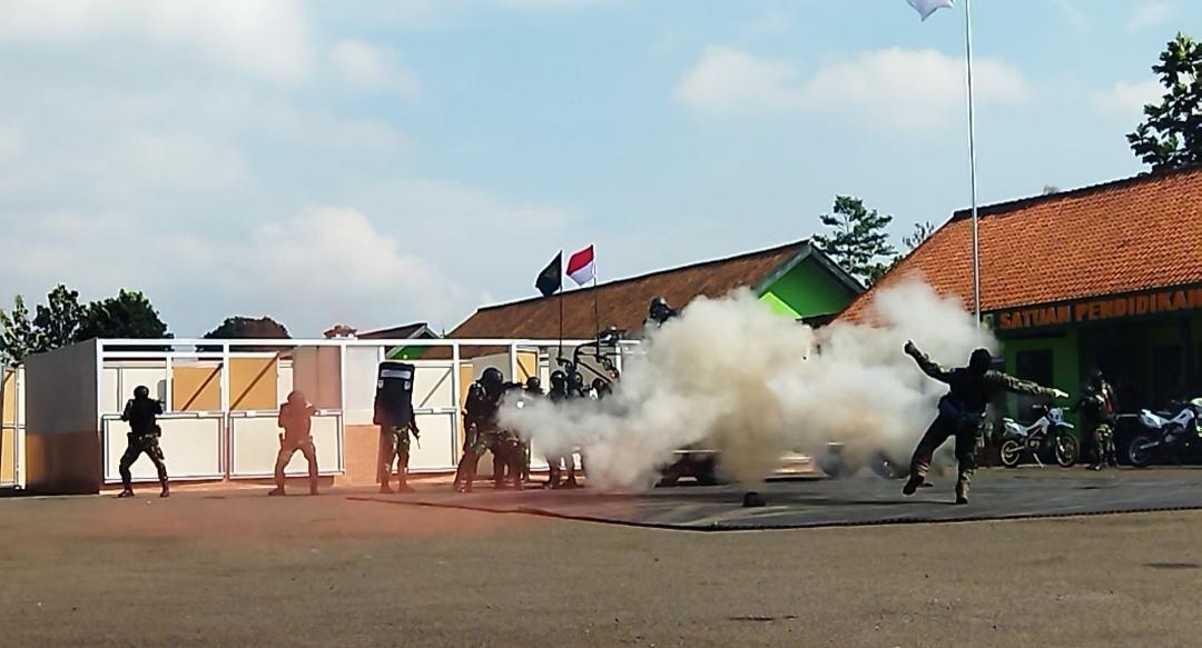 Prajurit-Puspomad-memperagakan-kemampuan-menaklukkan-musuh.jpg