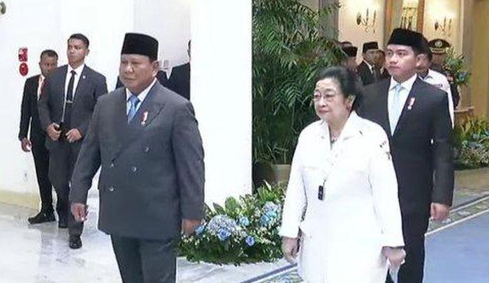 Presiden-Prabowo-Subianto-berjalan-berdampingan-dengan-Megawati-Gibran.jpg