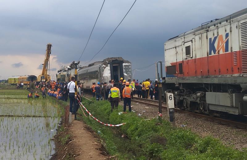 Proses-evakuasi-Kereta-Api-Turangga-dan-kereta-lokal-Bandung-Raya.jpg