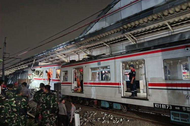 Proses-evakuasi-korban-kecelakaan-kereta-Commuter-Line-di-Stasiun.jpg