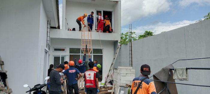 Proses-evakuasi-tukang-bangunan-yang-meninggal-dunia-1111111.jpg