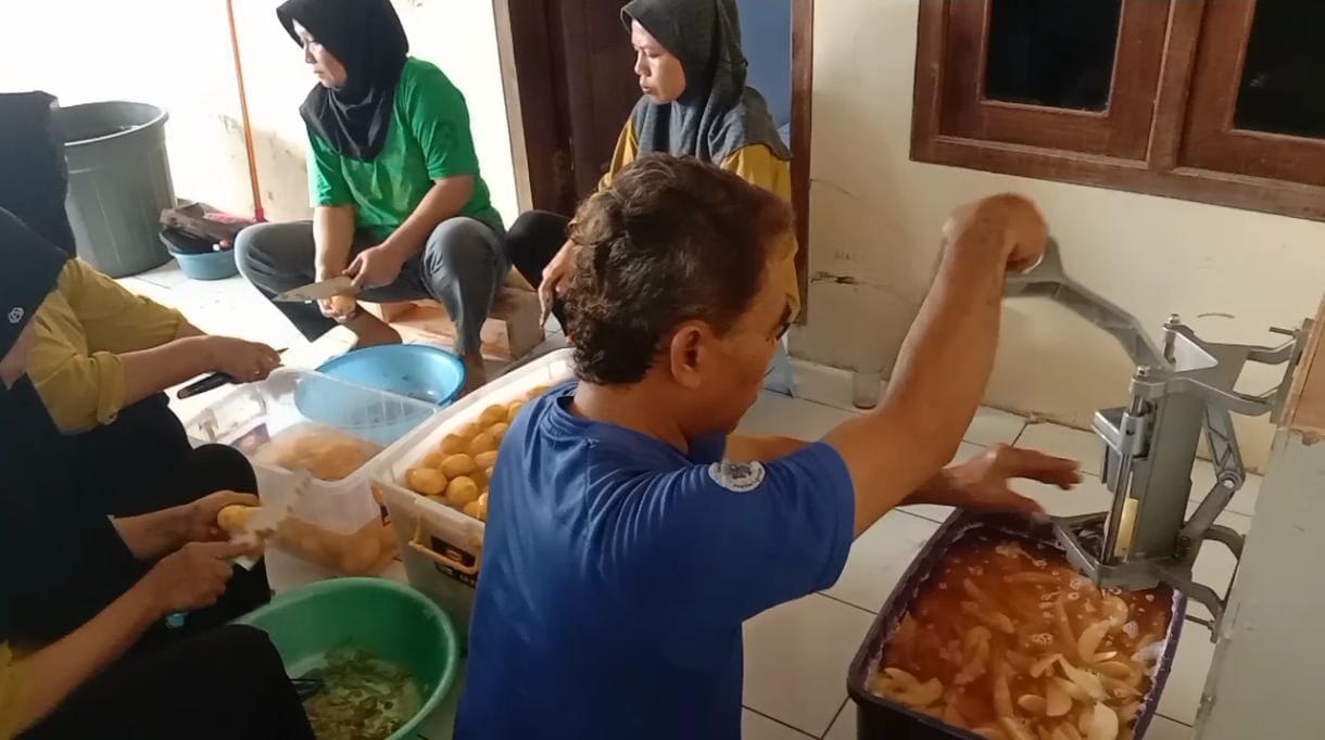 Proses-pengolahan-kentang-wedges-di-UMKM.jpg