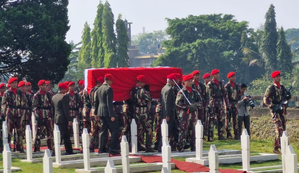 Mayor Inf Anumerta Zulmi Aditya Iskandar Dimakamkan di TMP Cikutra, Panglima TNI: Prajurit Terbaik