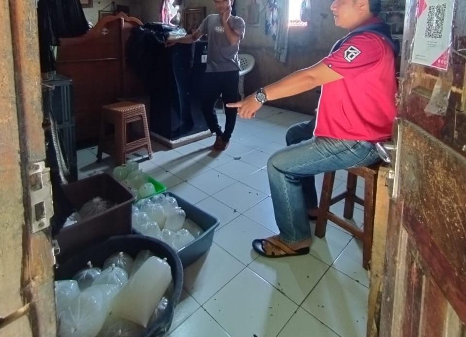 Warung Kelontong Penjual Miras di Baleendah Bandung Digrebek, Polisi Amankan Puluhan Botol dan Tuak