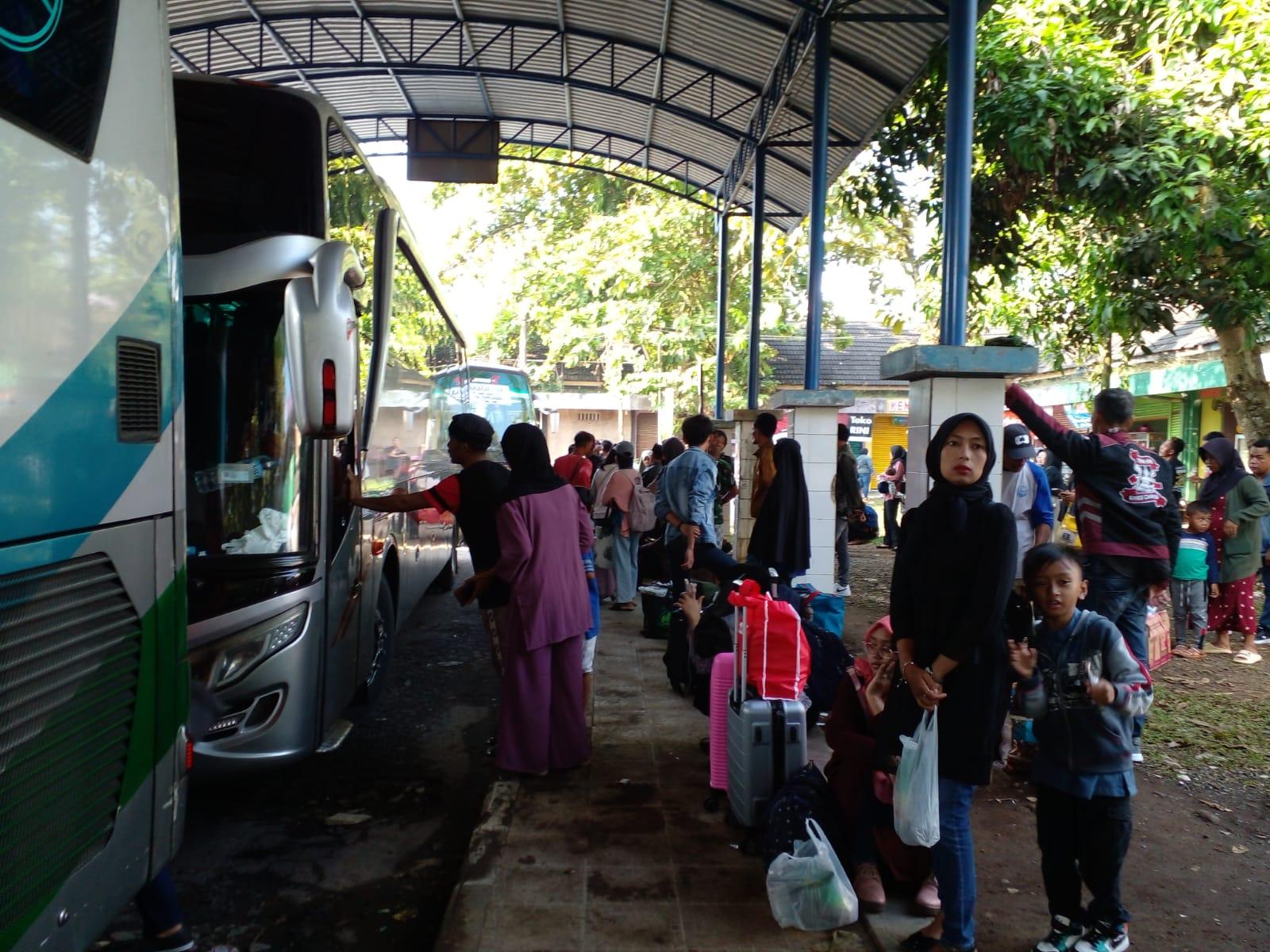 Berjam-jam Menunggu Kedatangan Bus, Puluhan Calon Penumpang Sempat Tertahan di Terminal Ciamis
