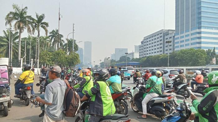 Puluhan-driver-ojol-mengikuti-demo-25-Agustus-di-depan-gedung-DPR-RI.jpg