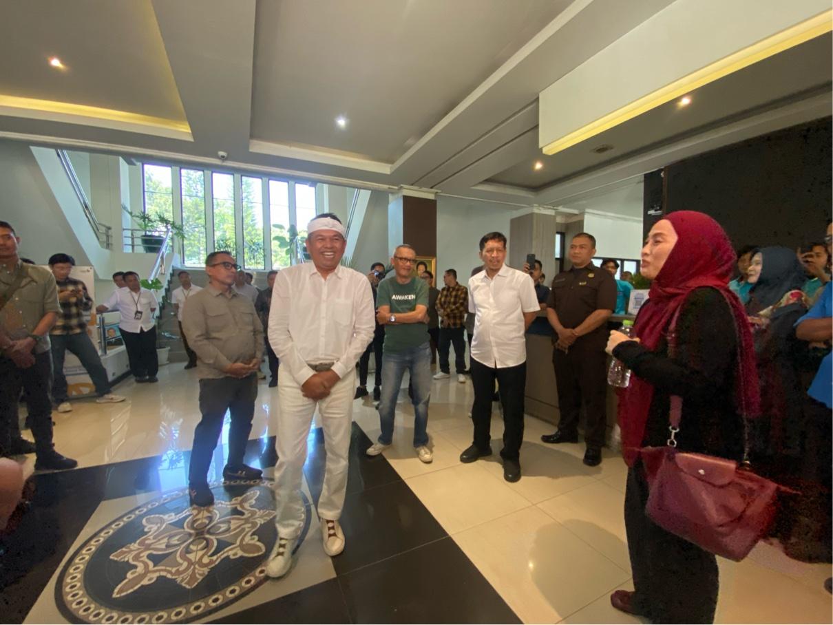 Puluhan-orang-tua-siswa-mendatangi-Kantor-Dinas-Pendidikan-Disdik-Provinsi-Jaw.jpg