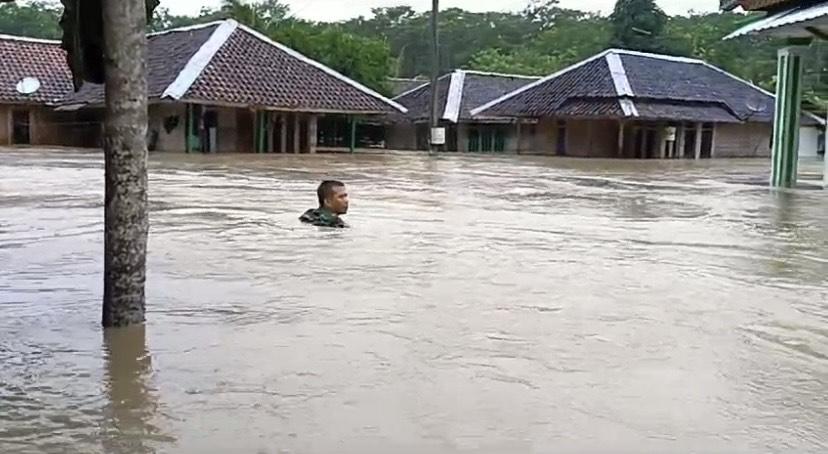 5 Kecamatan di Cianjur Diterjang Banjir-Longsor Besar