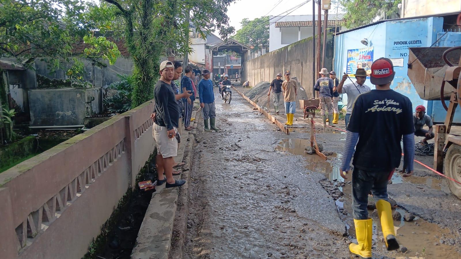 Sering Bikin Pengendara Celaka, Warga Sumedang Swadaya Cor Jalan Sepanjang 130 Meter
