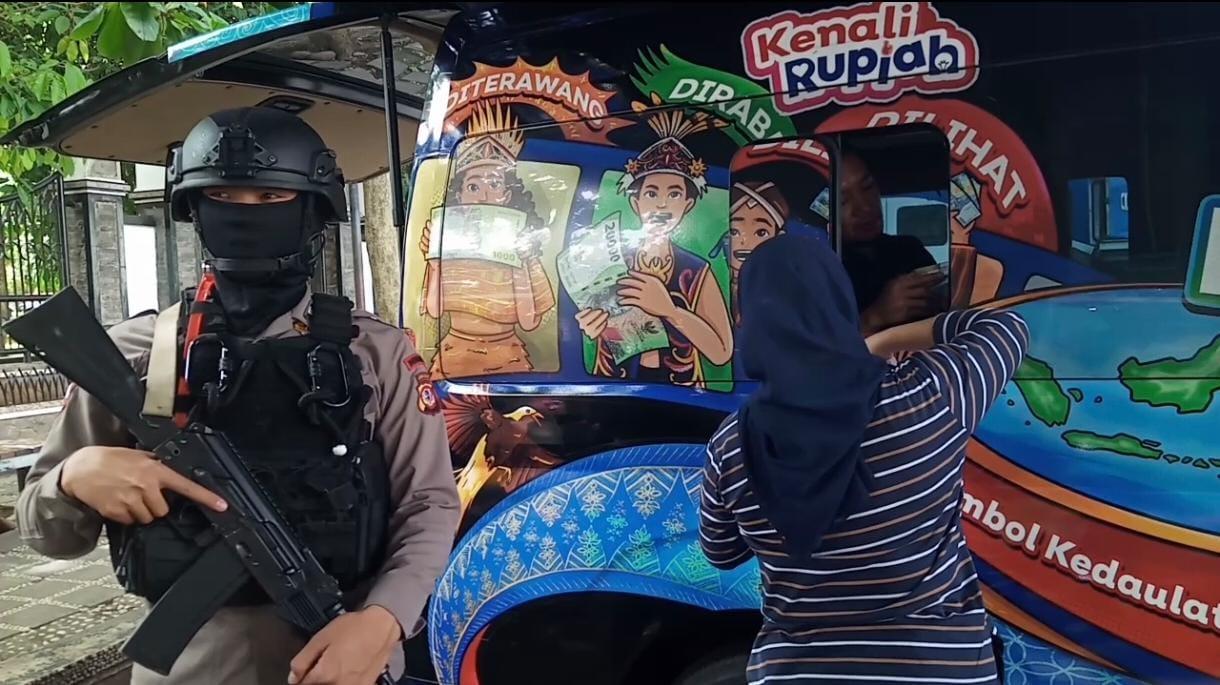 Puluhan-warga-mengantre-tertib-dengan-kupon-di-tiga-un.jpg