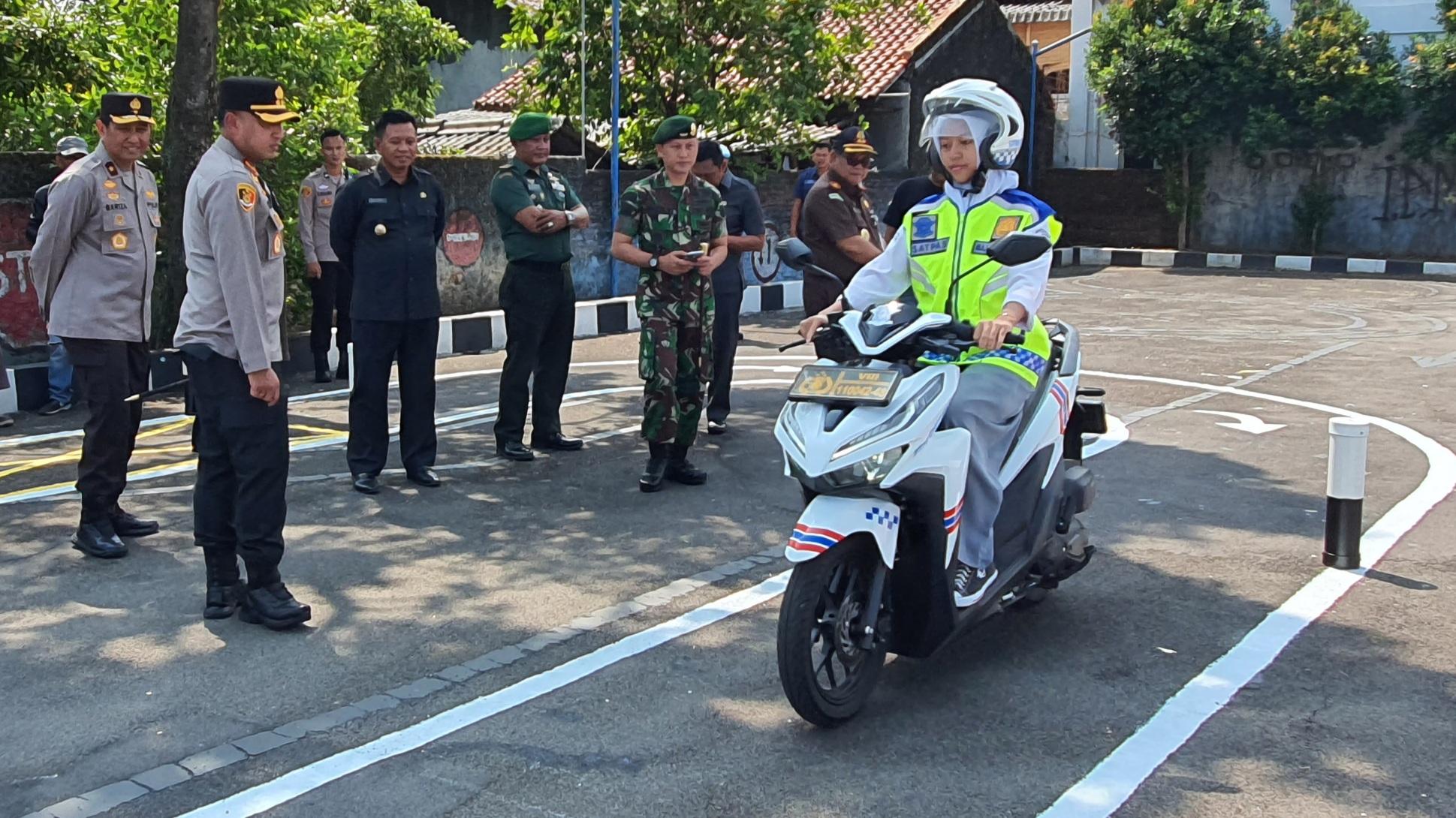 Puspita-Dewijayanti-saat-mengikuti-ujian-praktik-SIM-C.jpg