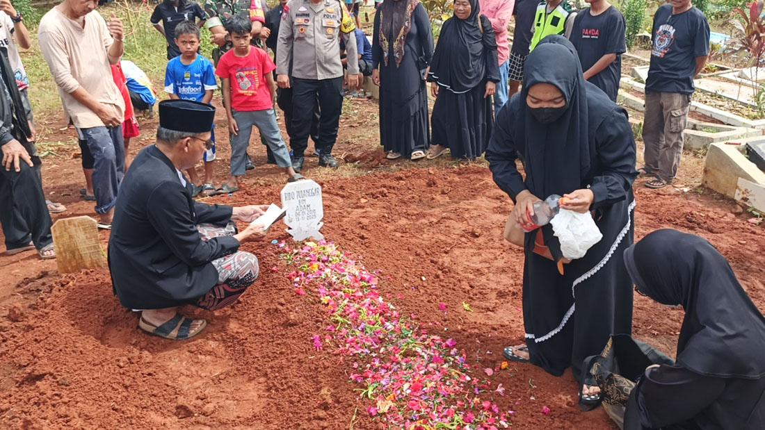 RIDO-PULnggar-anak-disabilitas-dimakamkan.jpg