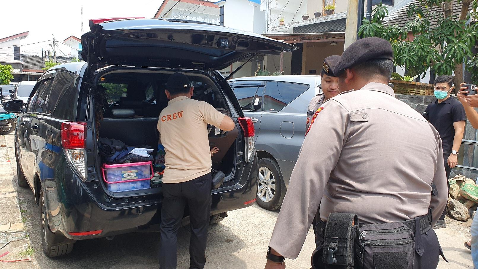 RUMAH-ONO-SURONO-digeledah-kpk-bawa-koper.jpg