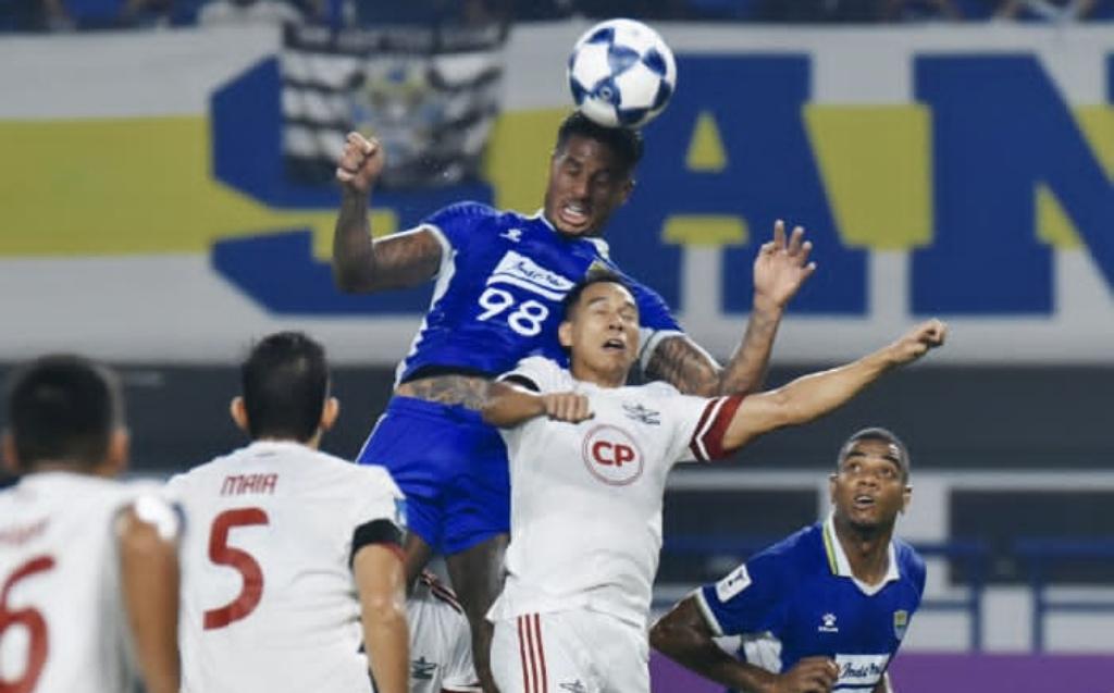 Ramon-Tanqe-rebutan-bola-dengan-pemain-Bangkok-United.jpg