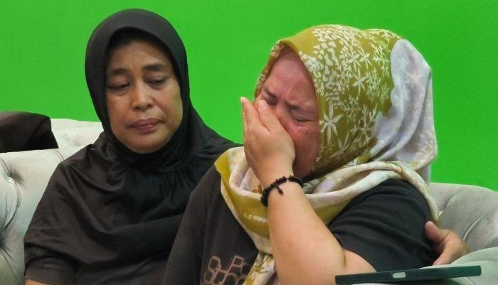 Ratna-Nurlaelasari-43-istri-dari-Rahmat-Hidayat-menangis-PURWAKARTA-KKB.jpg