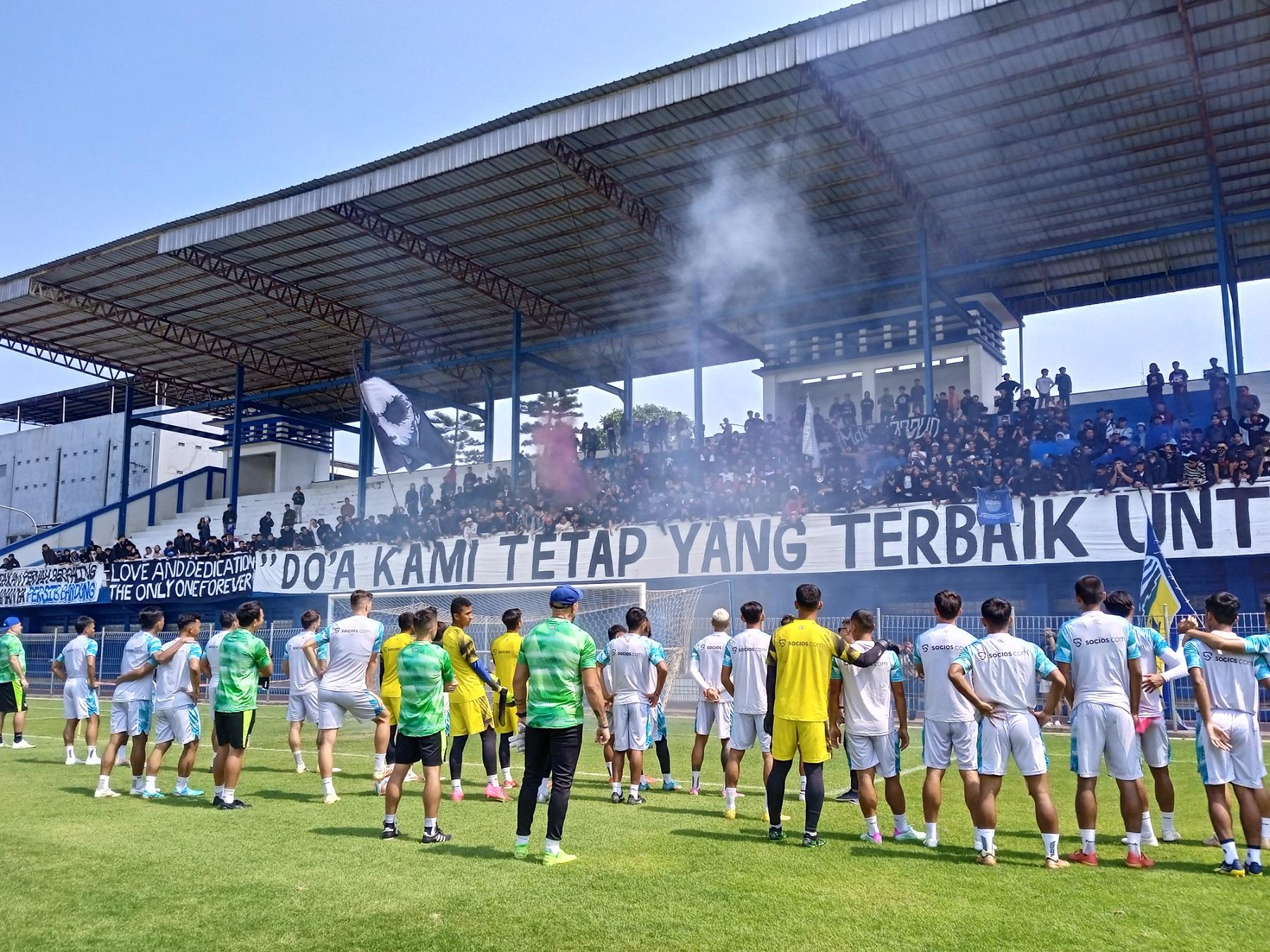 "Persija vs Persib Bandung Bukan Pertandingan Biasa" Kata Bobotoh yang Hadir di Stadion Sidolig