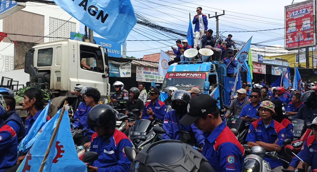 Aksi Buruh Warnai Akhir Tahun di Purwakarta, Tuntut Kenaikan UMK 2026 Sebesar 9 Persen