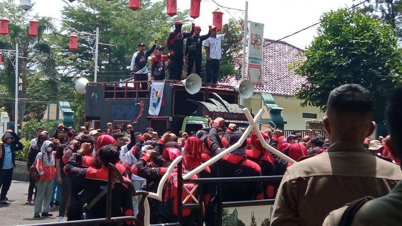Ratusan-buruh-saat-melakukan-aksi-ujuk.jpg