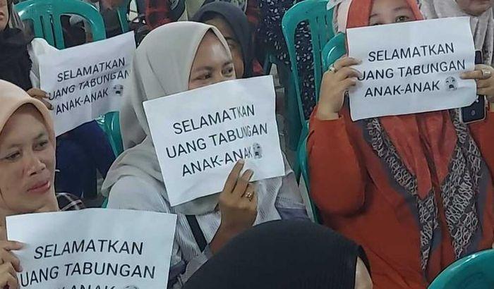 Ratusan-orang-tua-siswa-SD-di-Tasikmalaya-berunjuk-rasa.jpg