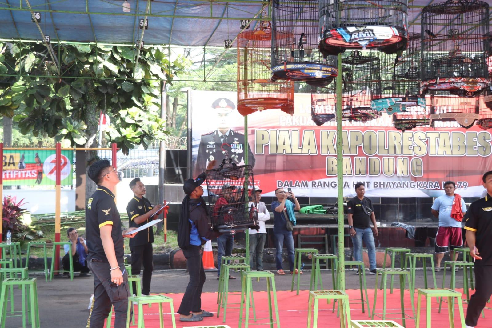 Ratusan-penggemar-burung-kicau-mengikuti-perlombaan.jpg