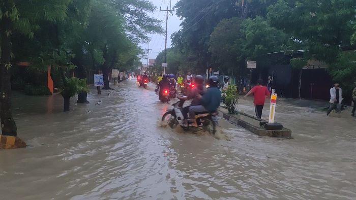 Ratusan-rumah-di-Cirebon-terendam-banjir-Jumat-2612024-sore.jpg