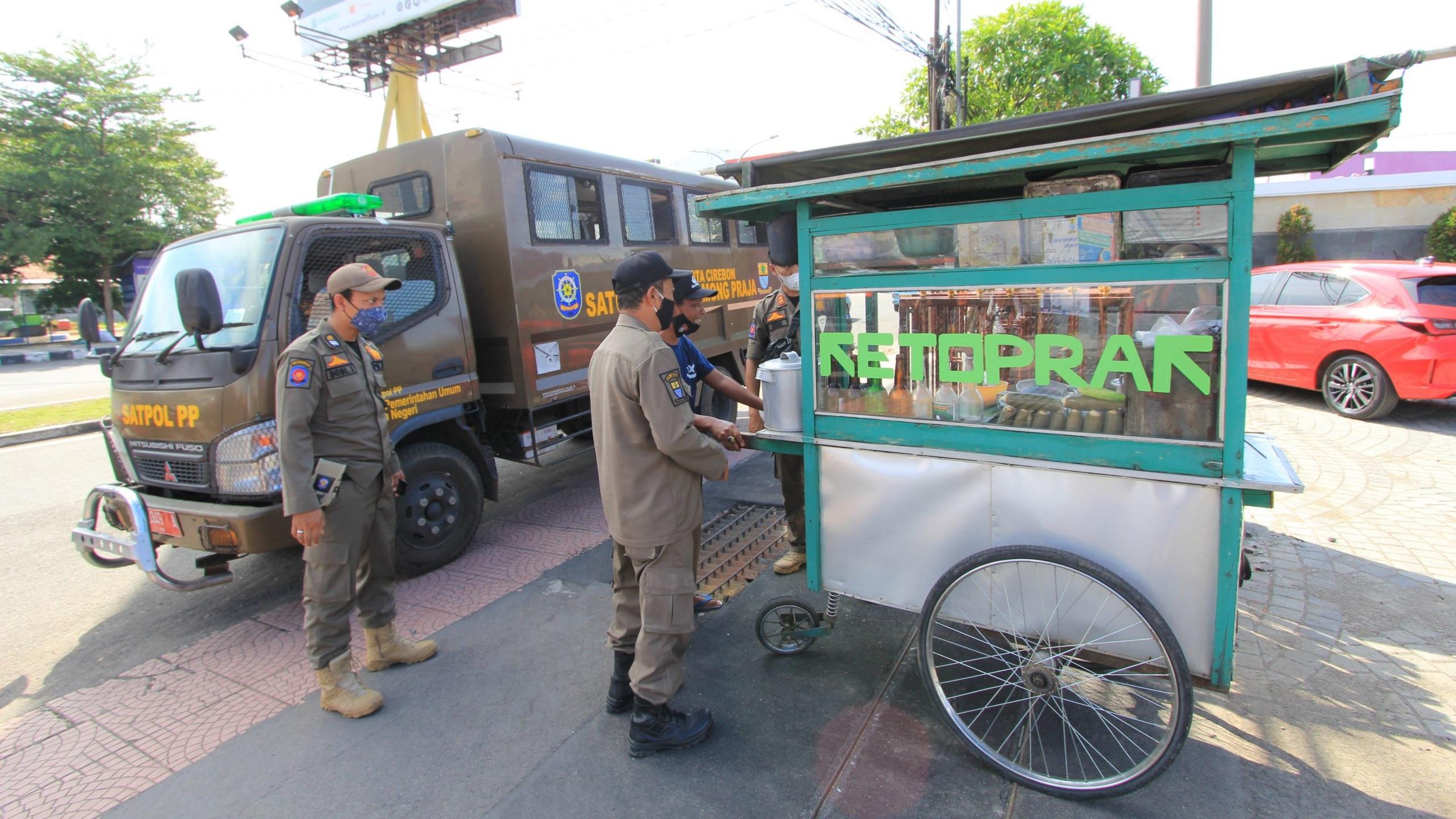Satpol PP Cirebon Tertibkan PKL yang Jualan di Trotoar & Badan Jalan, Ada yang Dagangannya Diamankan