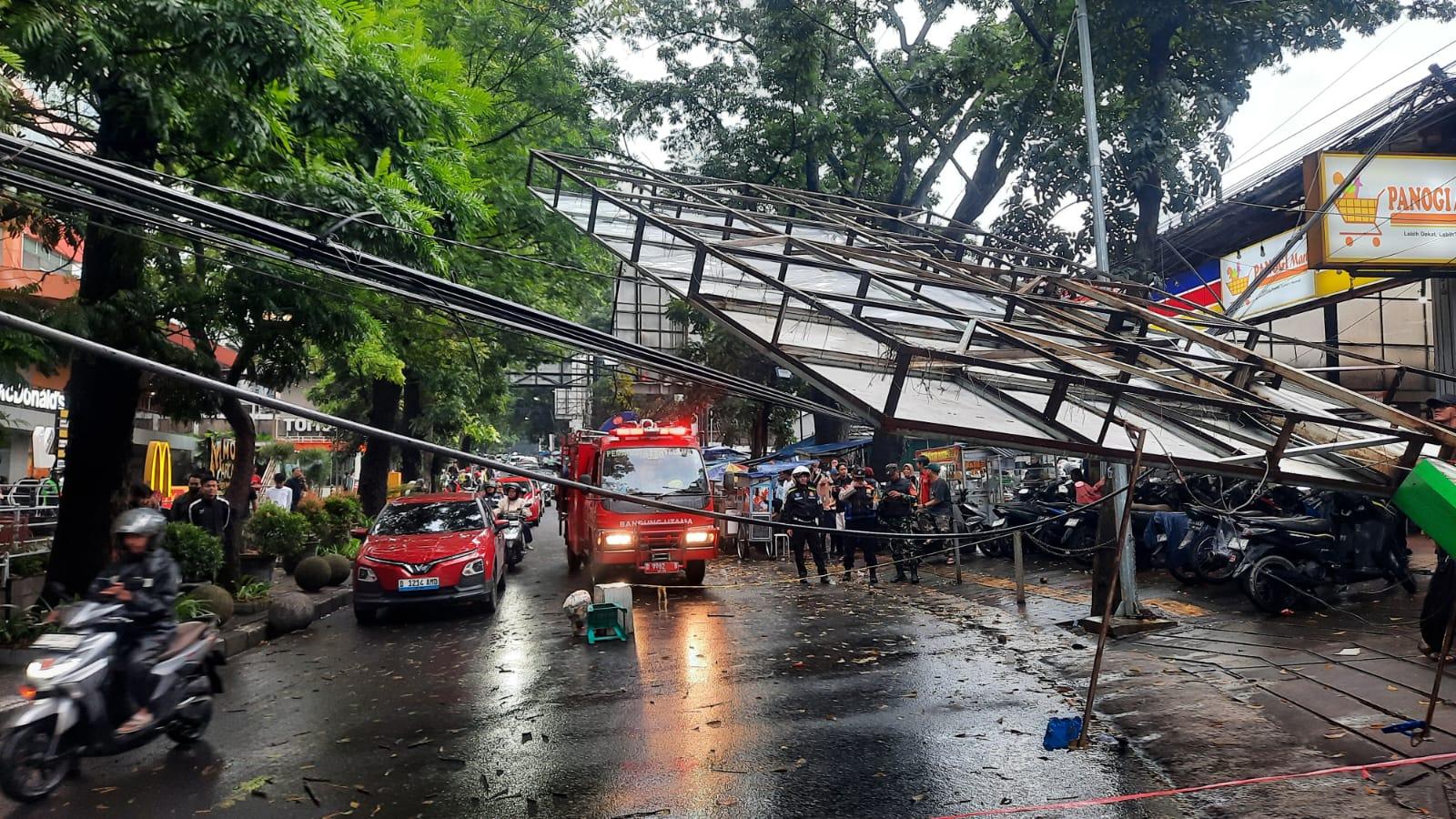 Reklame-ambruk-di-Jalan-Purnawarman-BEC-Kota-Bandung.jpg