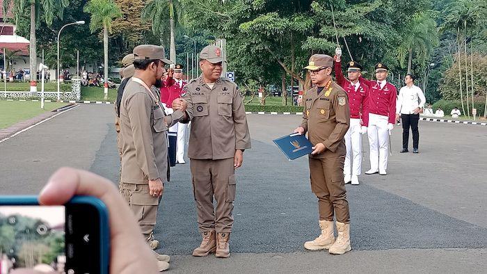 Rektor-IPDN-Halilul-Khairi-usai-menyematkan-pin-alumni-Kehormatan-IPDN-retret-sumedang.jpg